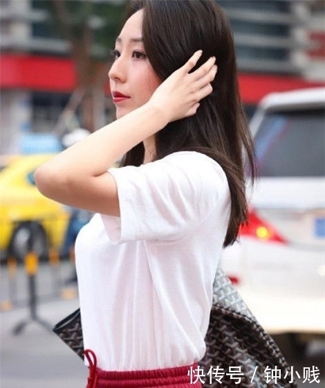 街拍身穿吊带红裙小姐姐,雪白的肌肤,让人羡慕