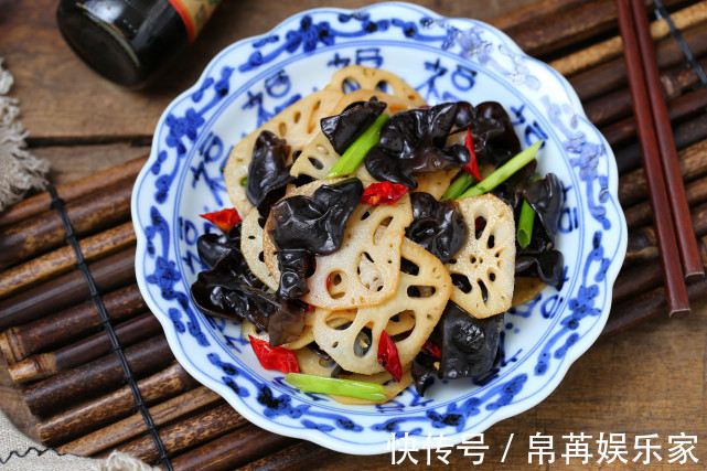 秋季气候干燥,多给家人吃莲藕,搭配木耳几分钟就出锅,鲜嫩美味