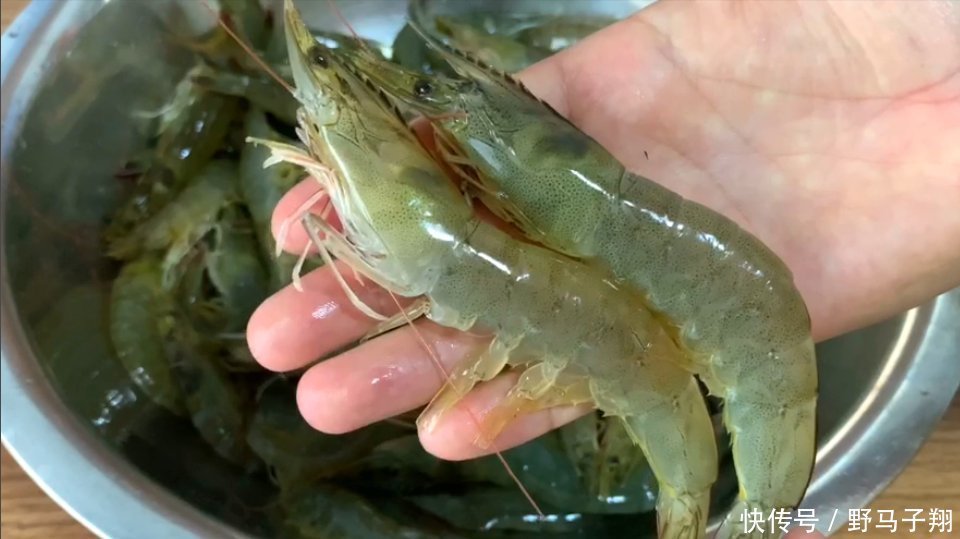 大虾冷冻保存时,直接放冰箱就错了,教你1招,跟鲜虾一样好吃