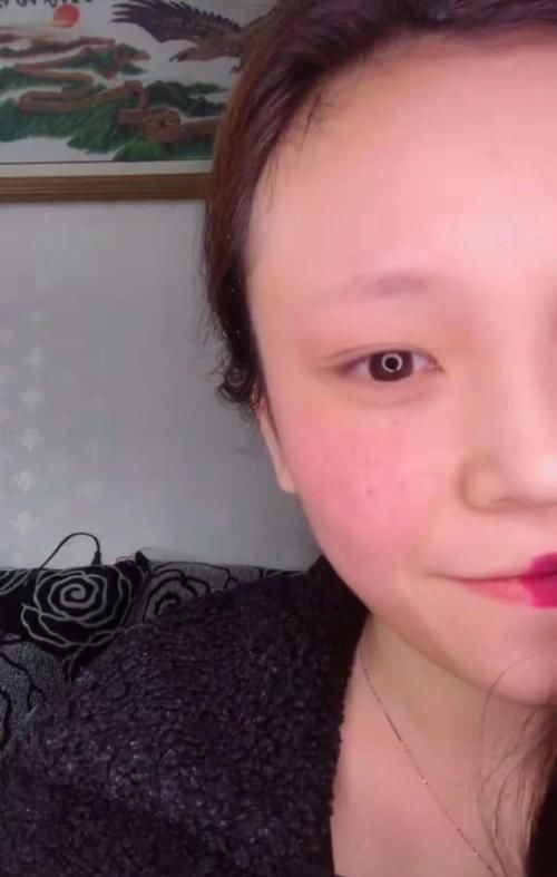 烈焰红唇|小姐姐半脸仿妆《破产姐妹》麦克斯,点缀几个小雀斑之后,太惊艳