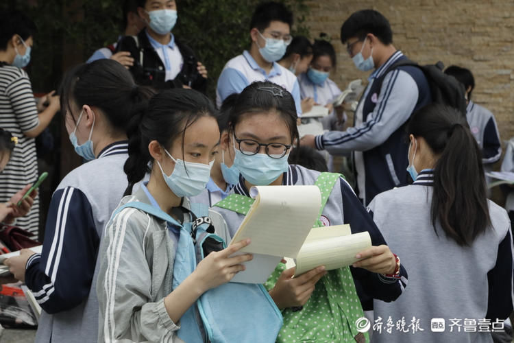 考生们|2021年烟台中考首日开考！芝罘中学考点外考生有序进场