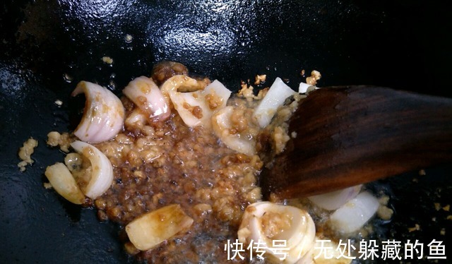 家常粉丝梭子蟹，加上蒜泥味道更好，原汁原味的鲜美！