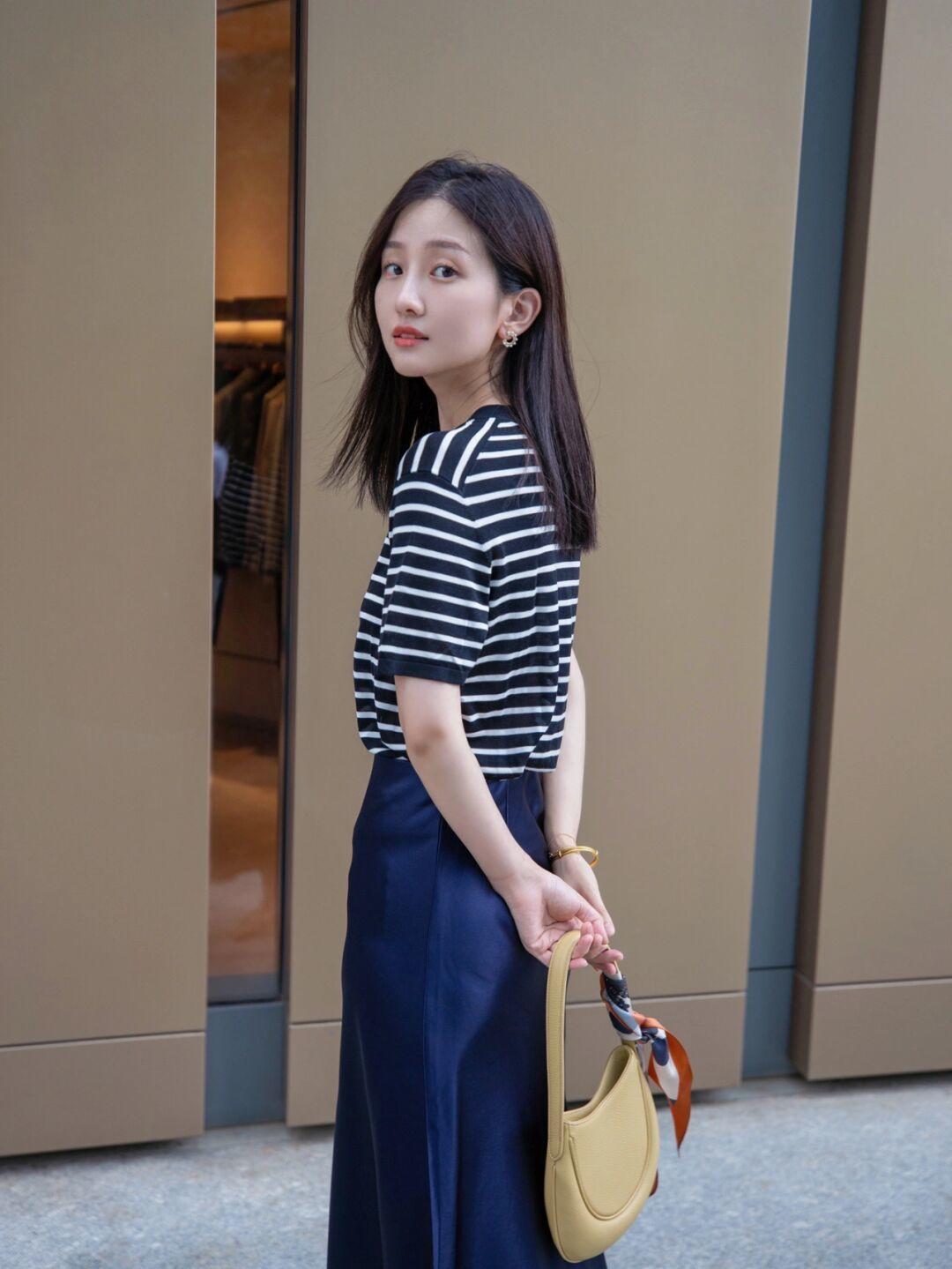 阔腿裤|秋季最火穿搭指南,条纹衫搭配半身裙或者白色阔腿裤,高级时髦!