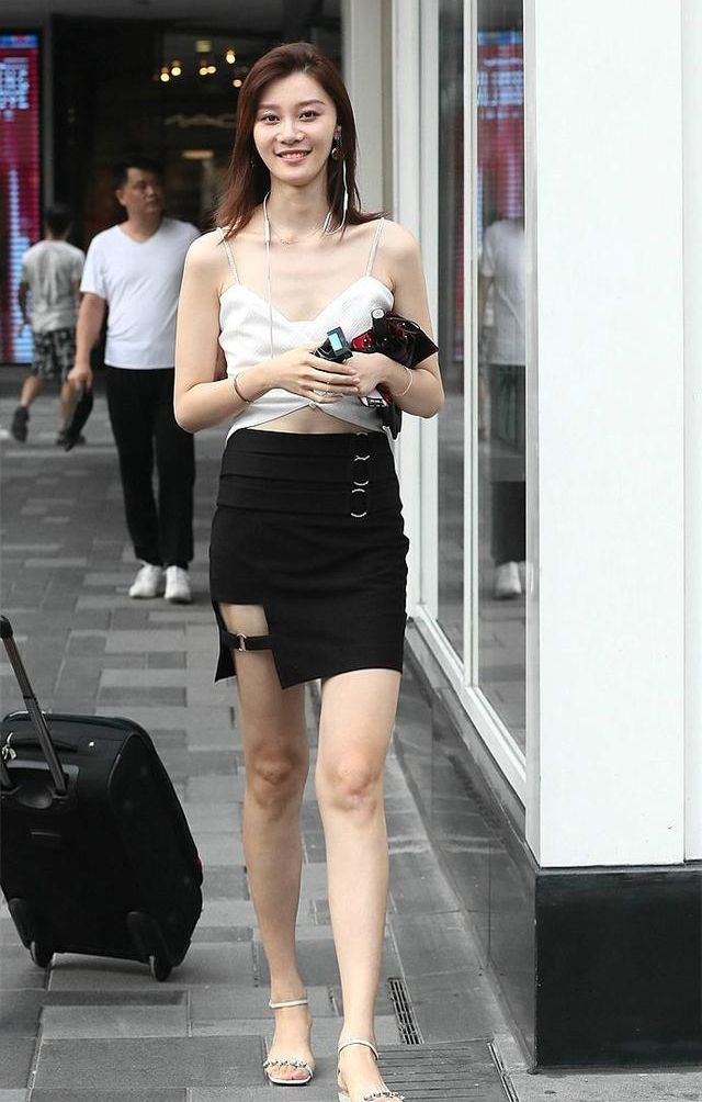 少女感|美女身穿T恤搭配白色长裙,都是减龄装,很有少女感