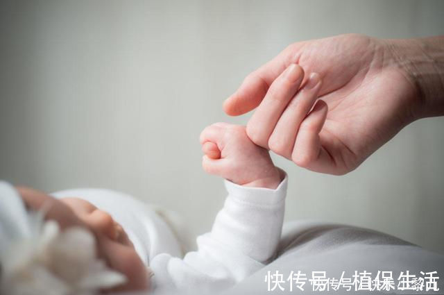 孩子|新生儿应该多抱还是多躺?做错影响孩子发育,家长要了解