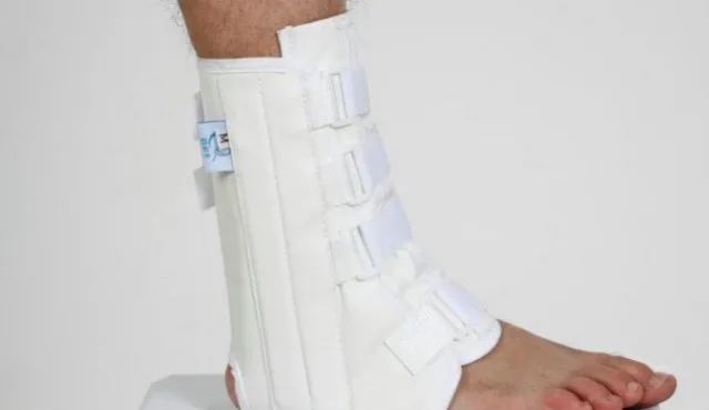 崴脚了应该怎么处理？做错了后果很严重！