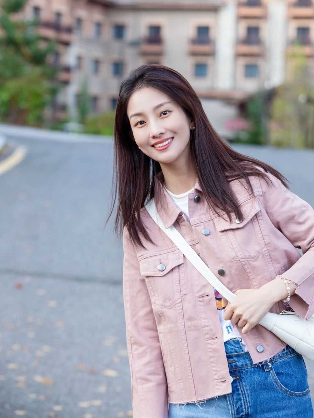 一眼万年 早春就流行穿“牛仔外套”,时髦减龄还不挑人,谁穿都好看