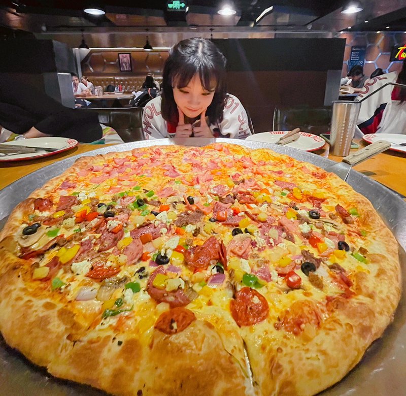 跑男|宋雨琦回高中母校，打卡最爱的披萨店，这尺寸真足量