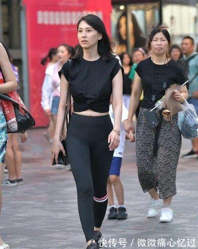 长裤 黑色露腰背心搭配黑色条纹打底裤,青春活力,健身房女神不二之选!