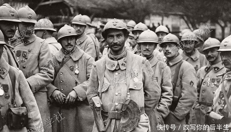 一战|一战经典瞬间 残酷的战争中 英军在前线戴着防毒面具踢足球!