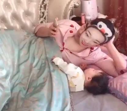 宝妈|妈妈加夜班,但宝宝看不见妈妈就哭闹,爸爸的做法让网友们们笑喷
