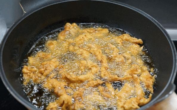 炸酥肉，牢记3点小技巧，酥肉炸好香酥美味，不发硬，比买的实惠