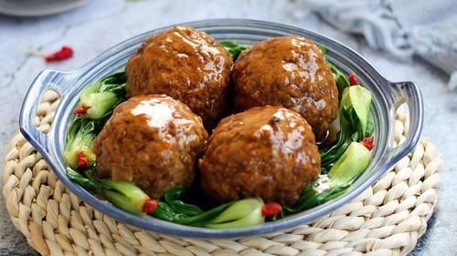 同样是肉丸,“狮子头”与“四喜丸子”为啥不一样,区别在哪里?