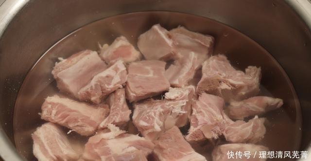 买排骨别挑肉多的,肉贩子教你5个妙招,轻松选出新鲜美味好排骨