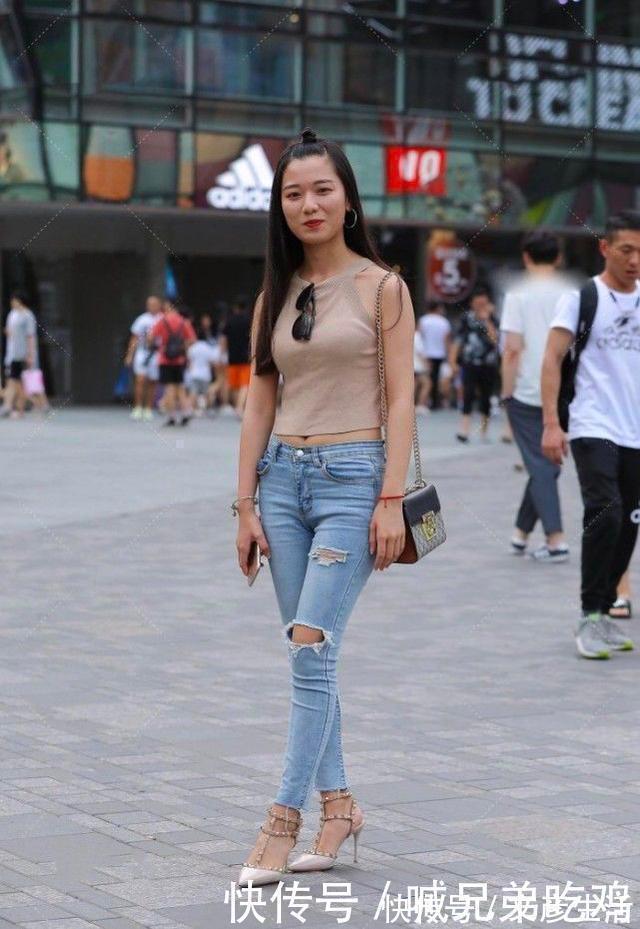 浅蓝色|卡其色背心搭配浅蓝色牛仔裤,气质迷人,自信大方