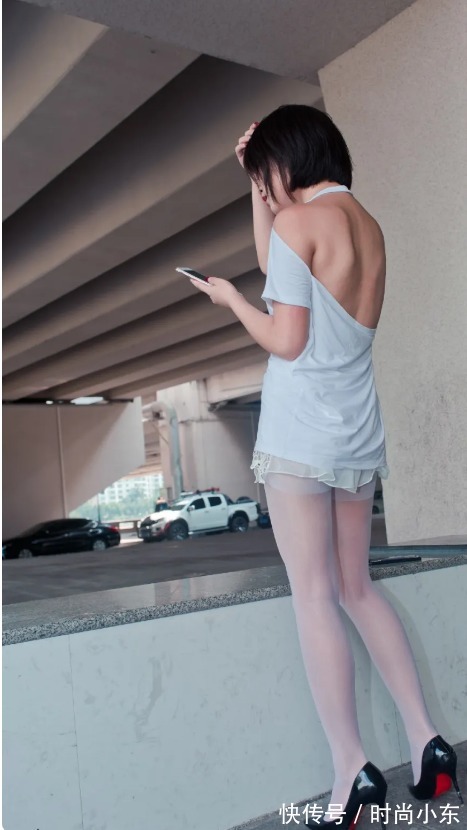 高跟|丝袜高跟露背装美女,短发干练妩媚迷人