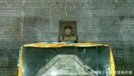 孙殿英盗入乾隆墓后,为何要将乾隆牙齿全给敲掉?原因真不简单!