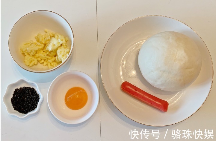 火腿肠|剩馒头秒变蛋糕，不用打发，又香又软，20分钟解决全家人的早餐