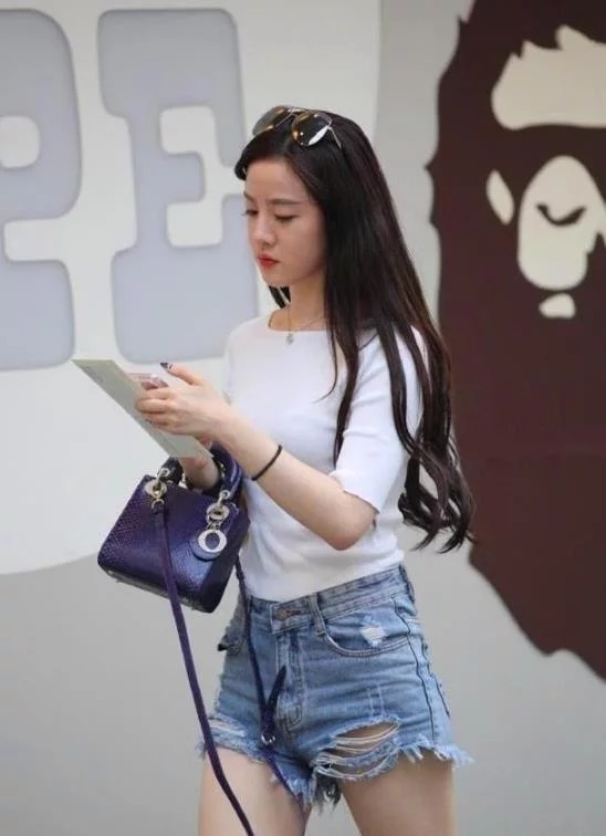 青春|街拍青春靓丽小姐姐,紧身衬衫搭配牛仔裤,尊贵奢华