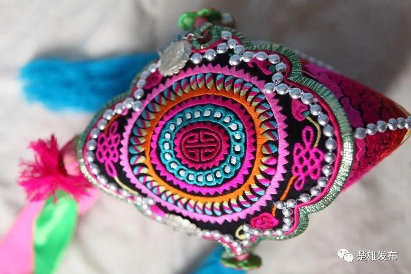  经典|武定彝绣：绽放在布匹上的经典