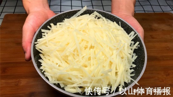 豆瓣酱|炒土豆丝时,有人泡水有人焯水?其实全错了!大厨教你正确做法