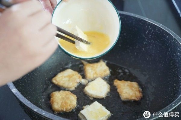 日常三餐 篇九十六:冬天吃豆腐,最让人嘴馋的做法,裹上鸡蛋液煎一煎,真的好香啊