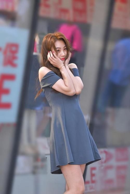 不失|抓拍到一位性感又不失可爱的小姐姐