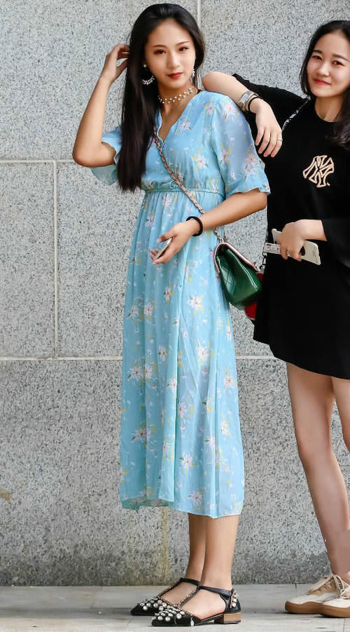 时髦|美女的“史上最薄鞋子”彻底火了,鞋子和脚融为一体,这腿简直了