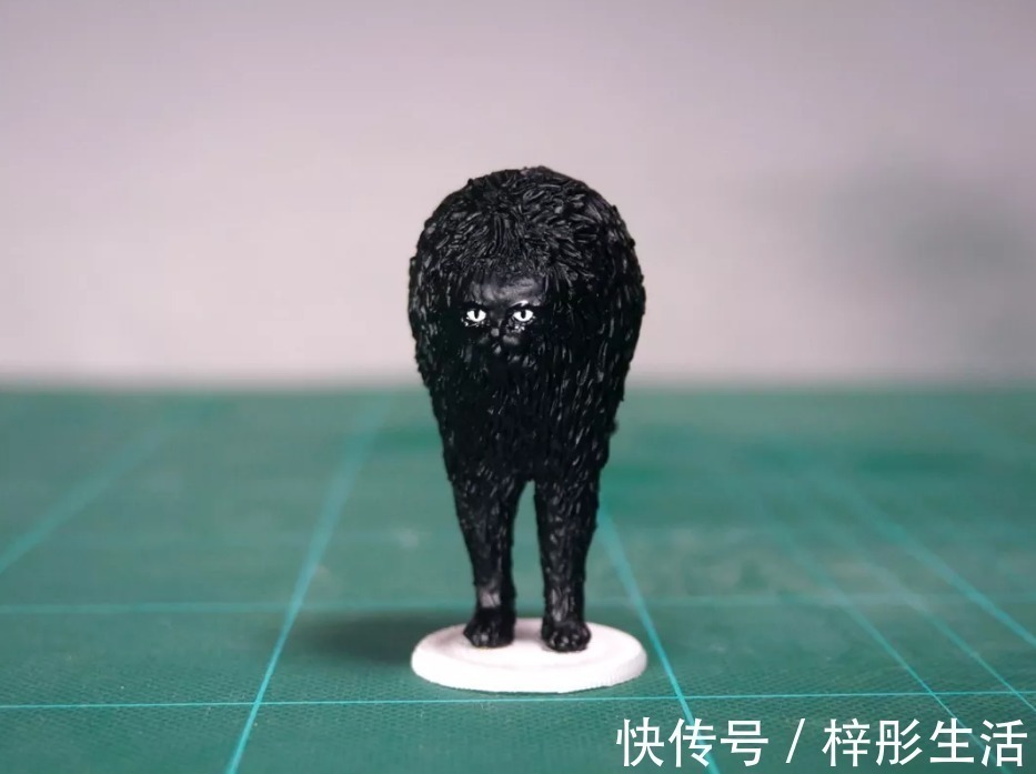 我是谁|他用手工雕塑高度还原魔性动物表情包,这画风也太搞笑了吧!