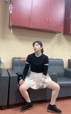 |搞笑动图:妹子:可以的话让我来替换猫咪吧!