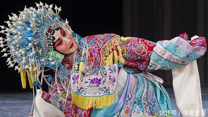 梅兰芳是多有钱?别人工资几块,他随手就给国家捐出了飞机