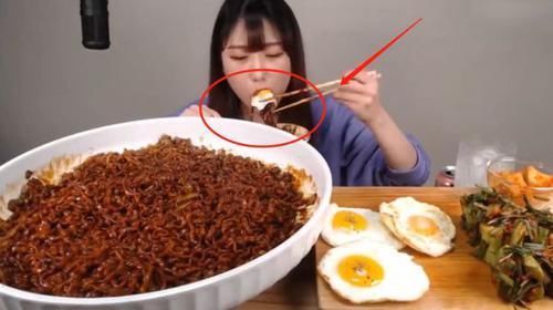们吃东西|大胃王吃80斤“火鸡面”,桌上鸡蛋出卖了她,网友当我们傻吗