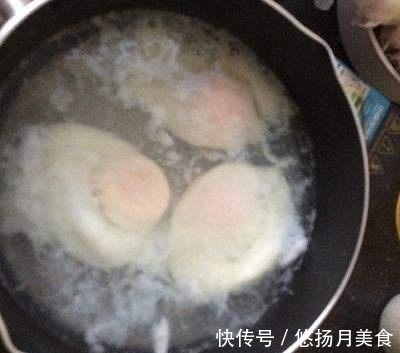 水煮荷包蛋时,水开下锅是错误的,学会这个技巧,鸡蛋圆嫩不散花!