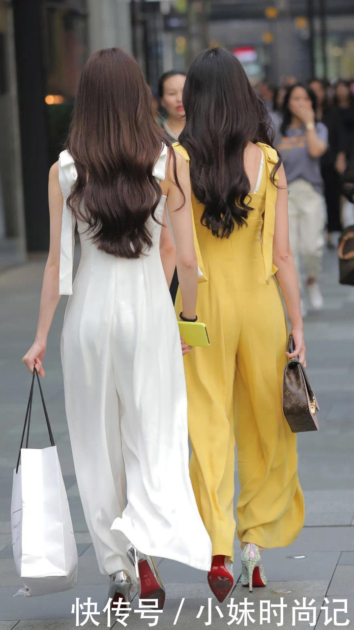 女生|街拍穿连体阔腿裤出行的气质女生,造型时尚耐看,气质也显得洒脱自信