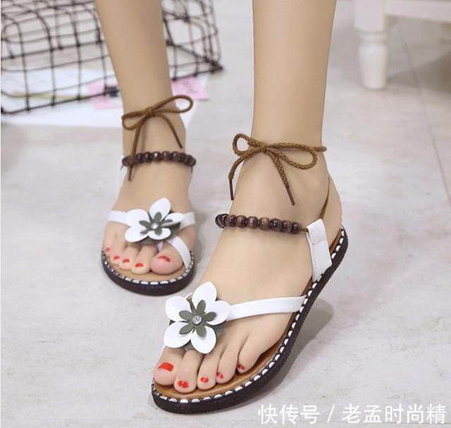 别总|别总穿累脚的高跟鞋,这六款平底凉鞋才最显气质,女人味十足