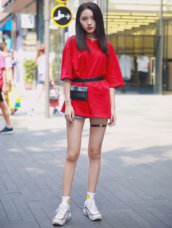 美腿|街拍：穿短裤逛街的小姐姐，秀出美腿很养眼