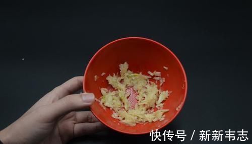 今天才知道，大蒜身上有机关，轻轻一碰蒜皮自动脱落，真的涨知识了