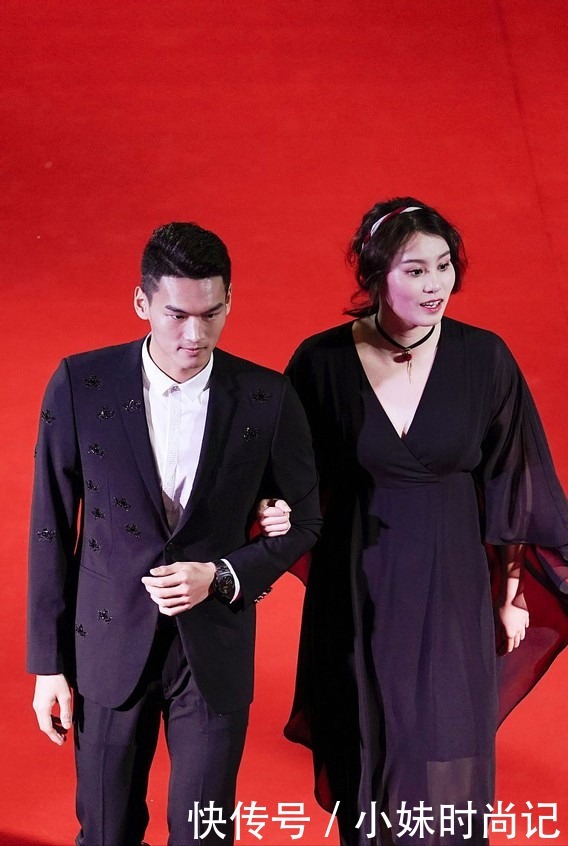 傅园慧真是女大十八变, 穿裙装典雅沉稳, 高级气场太有魄力