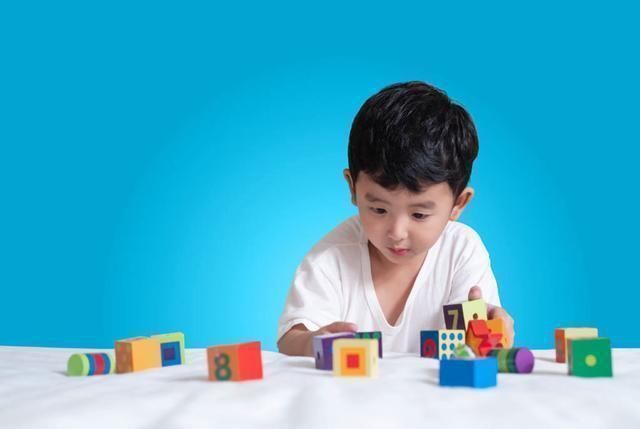 特征|孩子是不是读书的料,小时候这3个特征可以看出,占一个就偷笑吧