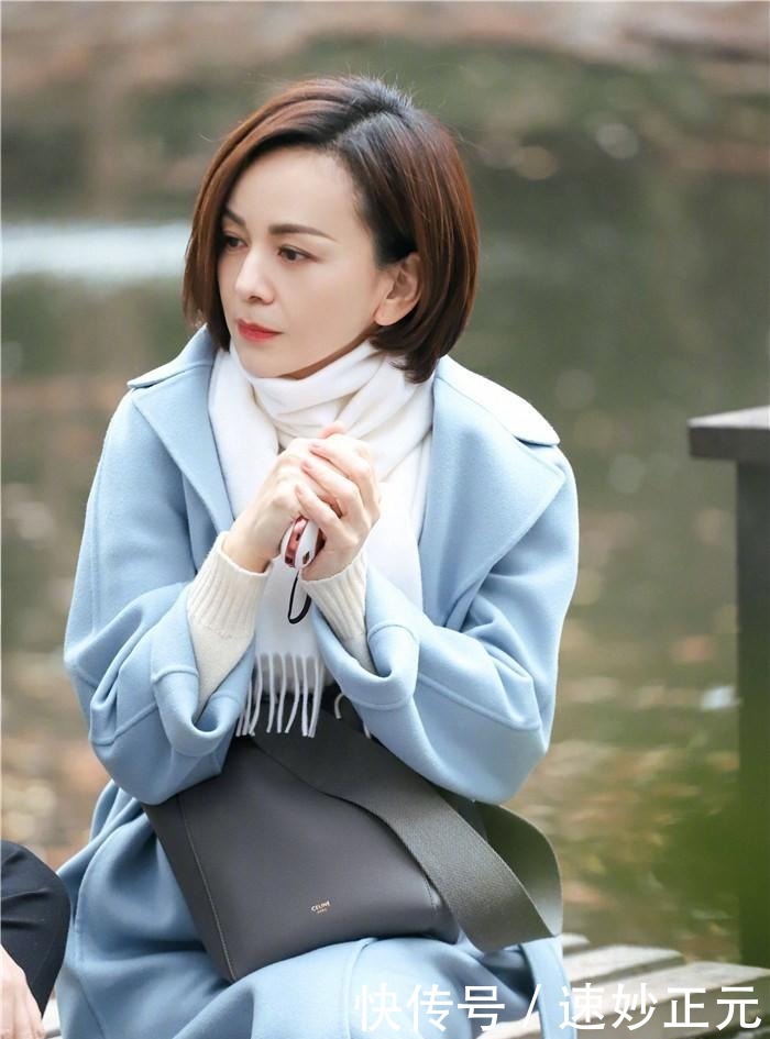 50岁左右的女人,发型不要留羊毛卷和黑长直,这些更洋气