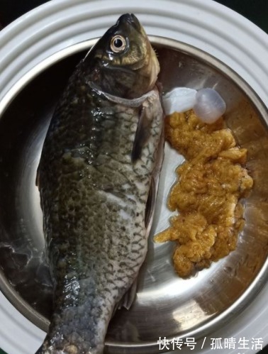 鱼皮|不管煎啥鱼，最忌直接放盐，再加“这2料”，肉质鲜嫩细腻特完整