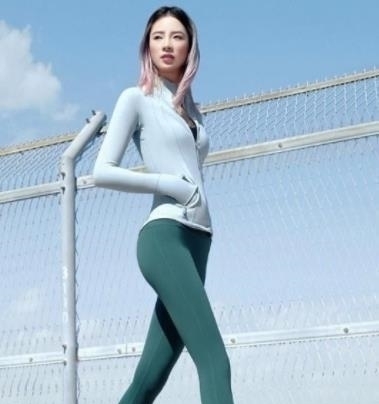 小姐姐|街拍女神富有活力的紧身打底裤小姐姐，仙女气质十足