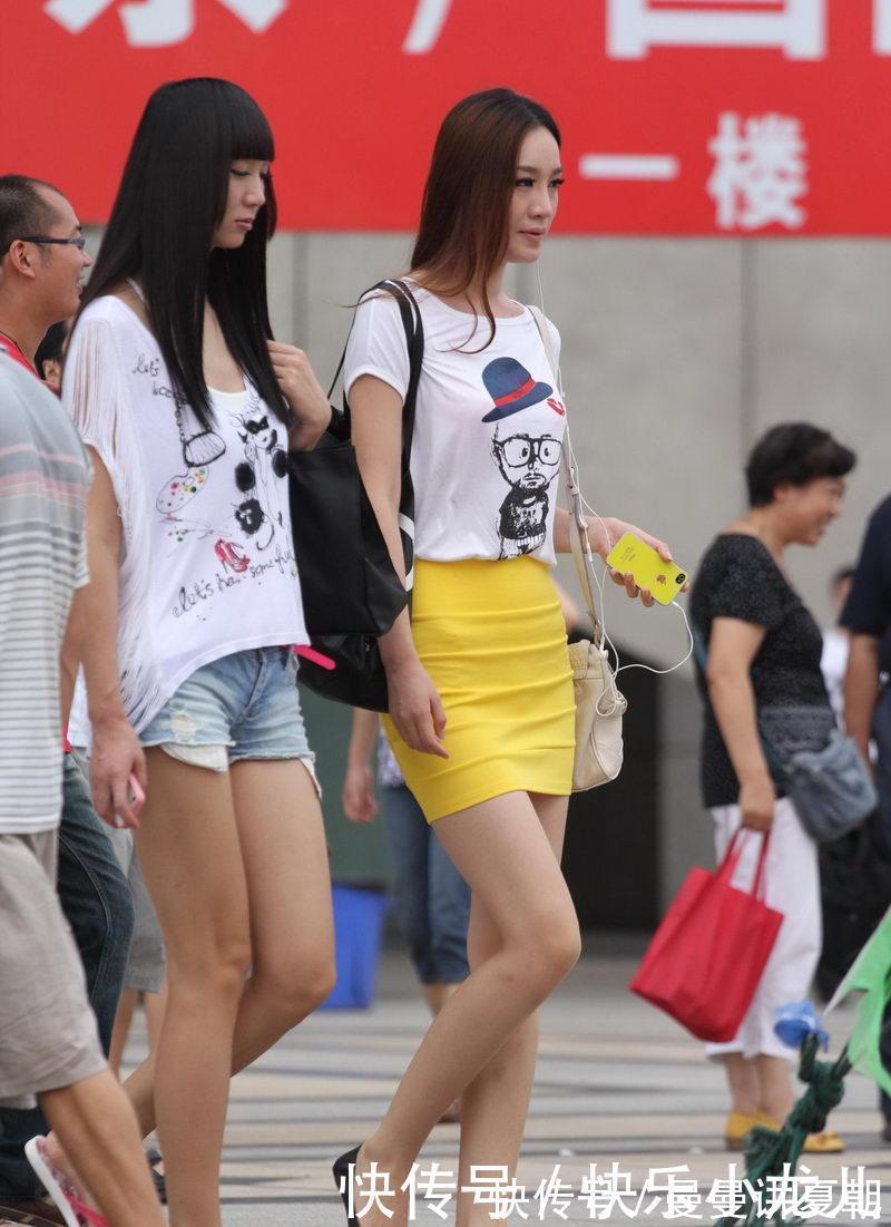 高跟鞋|穿搭黑色吊带背心加上牛仔裤,营造了大长腿的视感