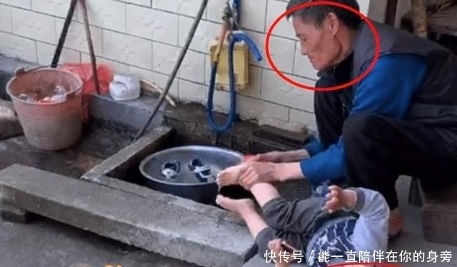 面目狰狞|爷爷给孙子“硬核刷脚”,小孙子全程面目狰狞,网友:足够酸爽