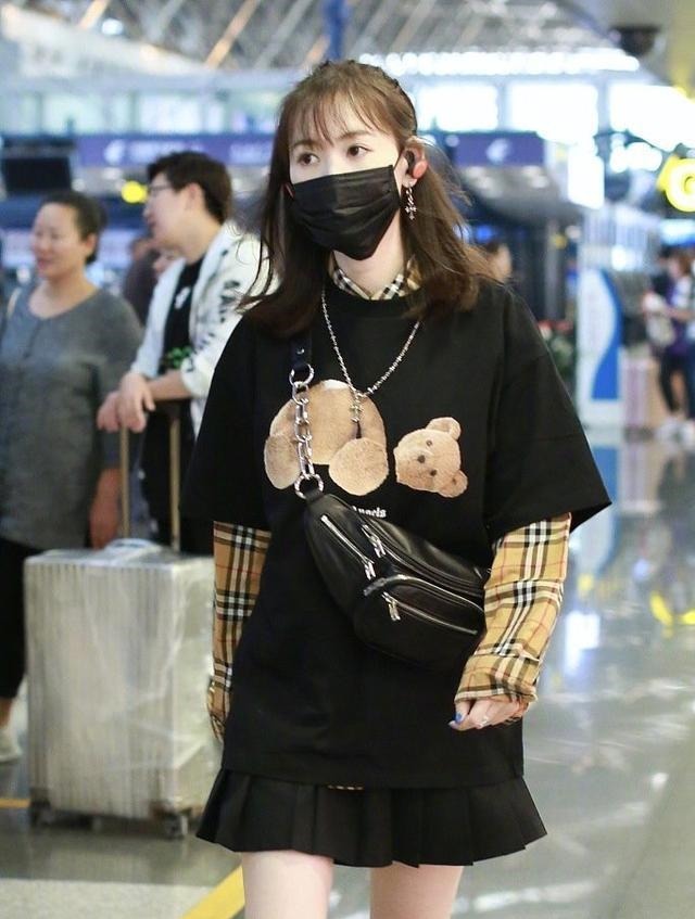 减龄|34岁马蓉真会穿,叠穿衬衫太年轻,这样穿不仅减龄还显小