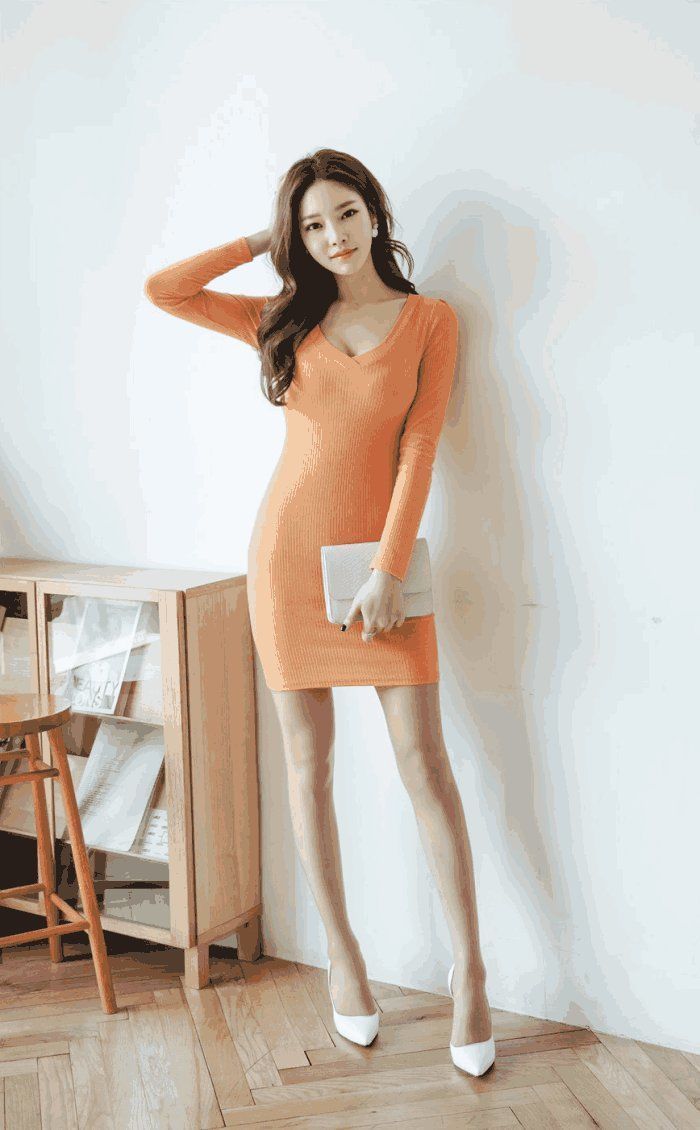 街拍|街拍:长发小姐姐一身包臀连衣裙,成熟中隐藏的小俏皮,格外迷人