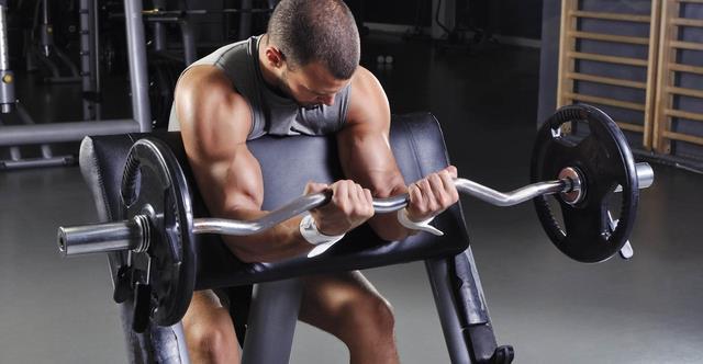 哑铃|“哑铃向上弯曲”这个动作,长期坚持,二头肌会越发饱满