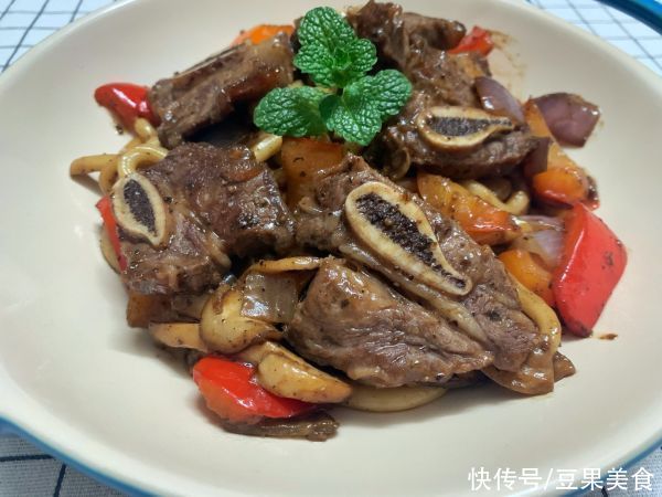 姬松茸|好吃到哭的黑椒牛仔骨乌冬面