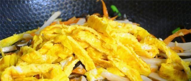 3个鸡蛋,2个杏鲍菇,简单一做,我家一周吃5次,上桌孩子超爱吃