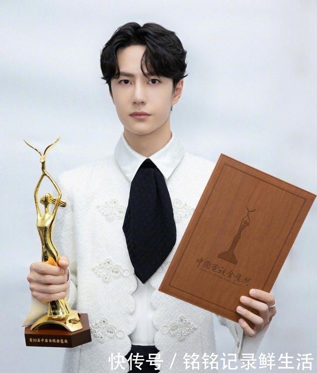 王一博荣获“星动男神”，获得了每个平台最大奖，酷盖不愧是你！